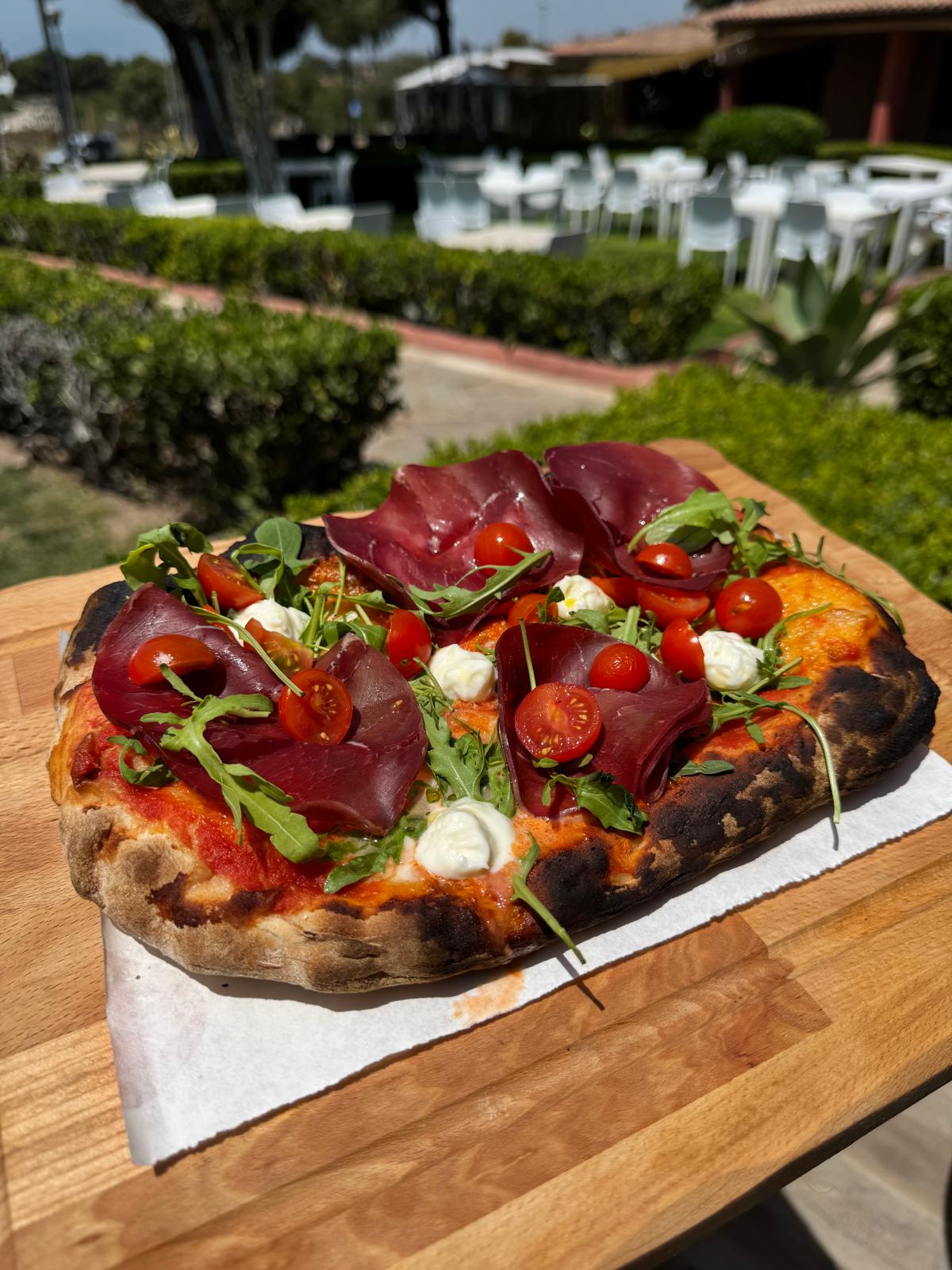 Pinsa Preziosa 2.0 del Mese di Giugno Bresaola Rucola Stracchino e Pomodorini